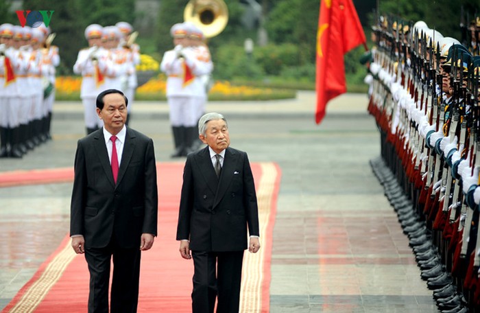 Chủ tịch nước Trần Đại Quang và Nhà vua Akihito duyệt đội danh dự Quân đội nhân dân Việt Nam.