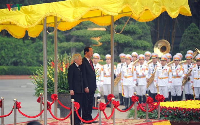 Trong tiếng nhạc chào mừng, Chủ tịch nước Trần Đại Quang mời Nhà vua Akihito bước lên bục danh dự. Quân nhạc cử Quốc thiều hai nước.