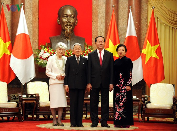 Chủ tịch nước Trần Đại Quang nhiệt liệt chào mừng Nhà vua Nhật Bản Akihito và Hoàng hậu Michiko thăm cấp Nhà nước tới Việt Nam.