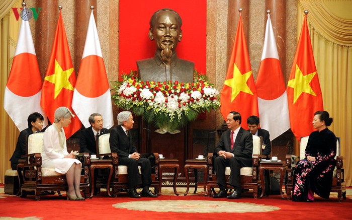 Ngay sau lễ đón, Chủ tịch nước Trần Đại Quang đã hội kiến với Nhà vua Nhật Bản Akihito.