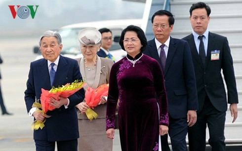 Phó Chủ tịch nước Đặng Thị Ngọc Thịnh ra sân bay đón Nhà vua Nhật Bản và Hoàng hậu.