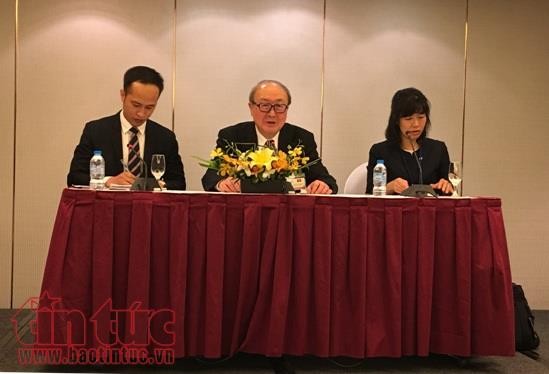 Thư ký Báo chí của Nhà vua Nhật Bản ông Hatsuhisa Takashima (giữa) phát biểu tại buổi họp báo.