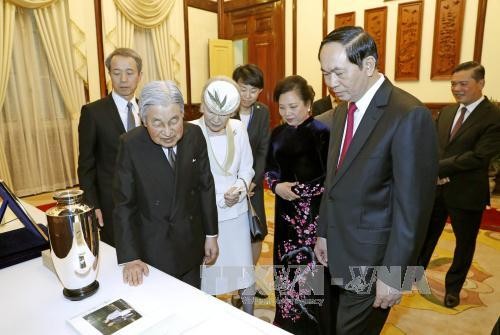 Chủ tịch nước Trần Đại Quang và Phu nhân cùng Nhà vua Nhật Bản Akihito và Hoàng hậu Michiko trao đổi tặng phẩm. Ảnh: Nhan Sáng/TTXVN