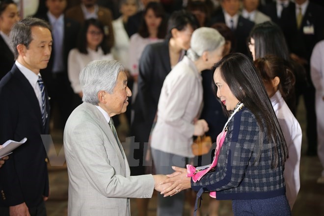 Nhà vua Nhật Bản Akihito nói chuyện với một cựu du học sinh Việt Nam ở Nhật Bản. (Ảnh: Minh Sơn/Vietnam+)