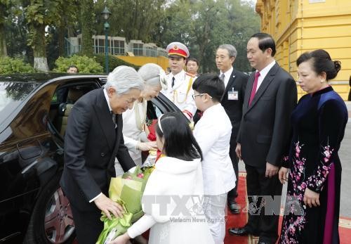 Thiếu nhi Thủ đô Hà Nội tặng hoa Nhà Vua Nhật Bản Akihito và Hoàng hậu Michiko. Ảnh: Nhan Sáng/TTXVN