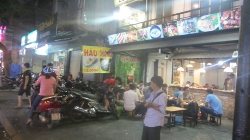 Quán ăn trên đường Nguyễn Hữu Cầu chiếm dụng vỉa hè kinh doanh, để xe (ảnh chụp ngày 27/2/2017 của tác giả P.L trên giaoduc.net.vn)