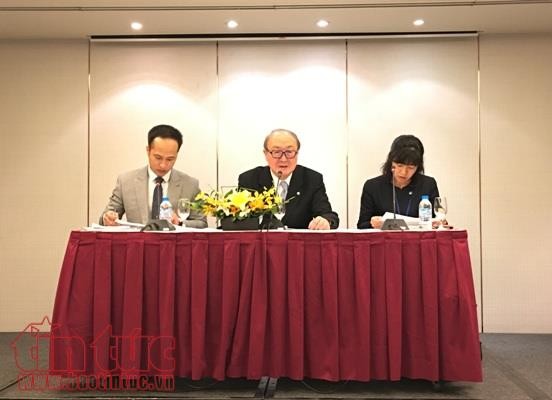 Thư ký Báo chí của Nhà Vua Nhật Bản ông Hatsuhisa Takashima (giữa) phát biểu trong cuộc họp báo tối 1/3.