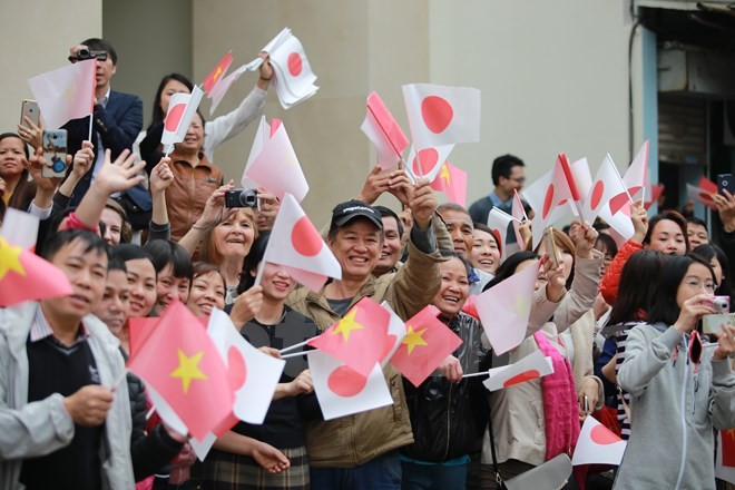 Sáng 2/3, Nhà vua và hoàng hậu Nhật Bản đã có chuyến thăm Di tích Văn Miếu - Quốc Tử Giám. Hàng trăm người dân Thủ đô đã có mặt từ sớm để chào đón Nhật hoàng Akihito. (Ảnh: Minh Sơn/Vietnam+)