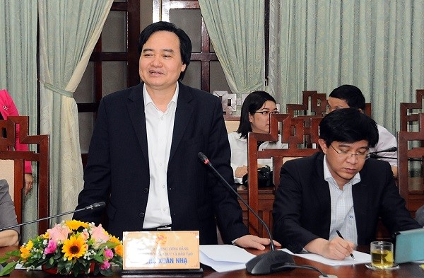 Bộ trưởng Bộ Giáo dục và Đào tạo phát biểu tại buổi làm việc với lãnh đạo tỉnh Thừa Thiên Huế.