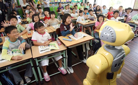 Thầy giáo robot dạy tiếng anh cho học sinh. (Ảnh đăng trên Vietnamnet.vn)