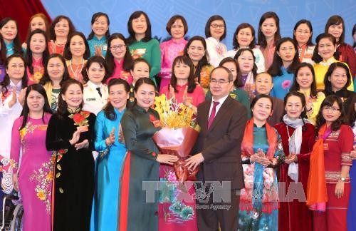 Chủ tịch Ủy ban Trung ương Mặt trận Tổ quốc Việt Nam tặng hoa chúc mừng Ban Chấp hành Trung ương Hội Liên hiệp Phụ nữ Việt Nam khóa XII, nhiệm kỳ 2017-2022. Ảnh: TTXVN