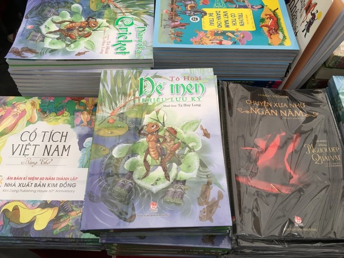 Một góc gian hàng của Nhà xuất bản Kim Đồng - những cuốn sách dành cho thiếu nhi với những tấm hình minh họa kỳ công.