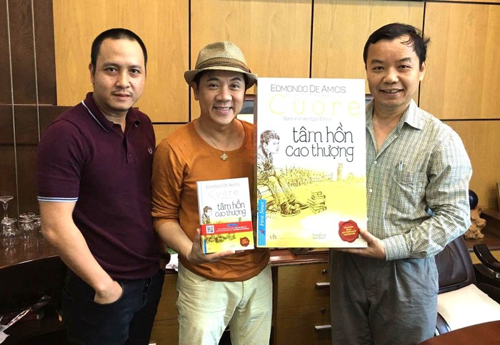 Ông Nguyễn Văn Phước (ngoài cùng bên trái)- Chủ tịch Trí Việt First News tặng sách cho các nghệ sĩ.