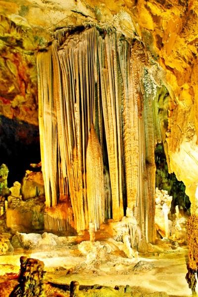 Thạch nhũ trong hang động Phong Nha - Kẻ Bàng. (Ảnh: quangbinhtourism.vn)