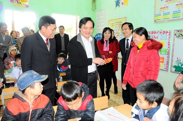 Bộ trưởng Phùng Xuân Nhạ gặp gỡ, trò chuyện với các thầy cô giáo và học sinh tại Lạng Sơn.