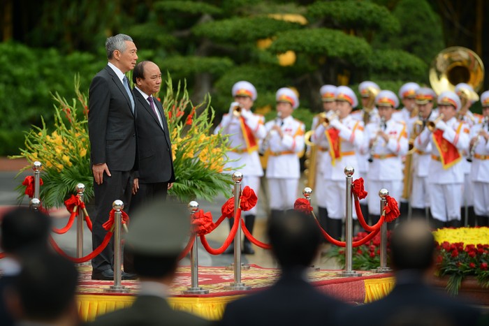 Thủ tướng Nguyễn Xuân Phúc và Thủ tướng Singapore Lý Hiển Long tại lễ đón chính thức. Ảnh: VGP/Quang Hiếu