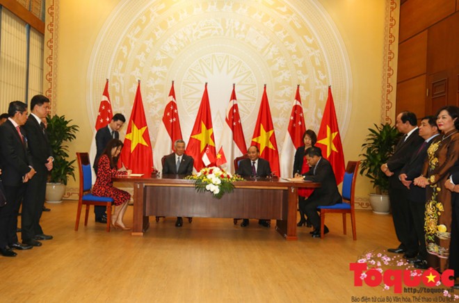 Hợp tác Việt Nam - Singapore có bước phát triển mới với nhiều văn kiện quan trọng.