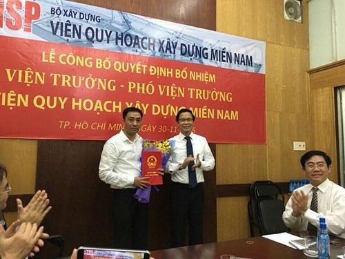 Phó Viện trưởng Viện Quy hoạch Xây dựng Miền Nam, ông Nguyễn Anh Tuấn (đứng bên trái) trong ngày được trao quyết định bổ nhiệm 30/11/2015. (Ảnh: Báo Xây dựng)