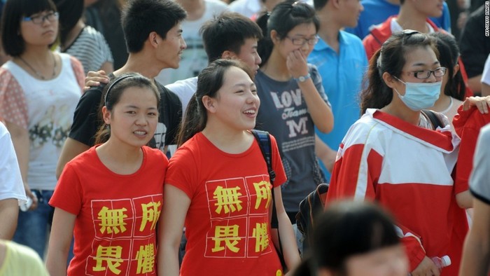 Hai học sinh mặc áo in dòng chữ “Không sợ điều gì” bước vào phòng thi trong kỳ thi đại học năm 2014 được diễn ra tại thành phố Bạc Châu, tỉnh An Huy. Có thể nói kỳ thi đại học này quyết định số phận của học sinh: nếu thi tốt, các em có cơ hội trở thành sinh viên của những trường đại học uy tín tại Bắc Kinh. Nếu ngược lại, các em chỉ có thể được nhận vào các trường cao đẳng địa phương.