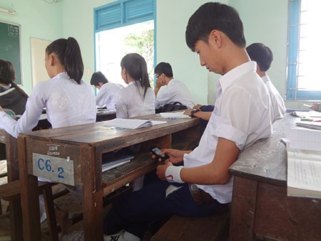 Học sinh sử dụng điện thoại tại trường lớp ảnh hưởng đến việc học tập. (Ảnh minh họa: Baobinhthuan.com.vn)