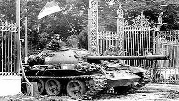 Xe tăng húc đổ cổng Dinh Độc Lập ngày 30/4/1975. (Ảnh đăng trên anninhthudo.vn)