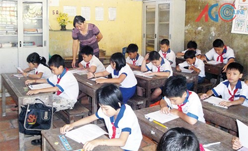 Tại nhiều địa phương, cơ sở vật chất của nhà trường còn khó khăn, chế độ giáo viên nói chung là thấp. (Ảnh minh họa trên baoangiang.com.vn)