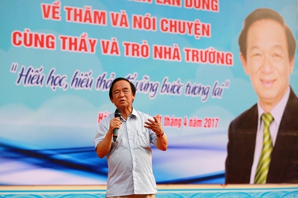 Giáo sư Nguyễn Lân Dũng nói chuyện tại Trường Trung học phổ thông Trần Nguyên Hãn (thành phố Hải Phòng).
