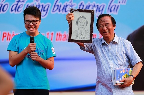 Giáo sư Nguyễn Lân Dũng có những giờ phút giao lưu vui vẻ với học sinh Trường Trung học phổ thông Trần Nguyên Hãn.