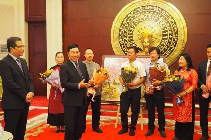 Phó Thủ tướng Phạm Bình Minh rất hoan nghênh ý tưởng và đóng góp của các họa sỹ trong điều kiện kinh tế còn eo hẹp của Nhà nước.