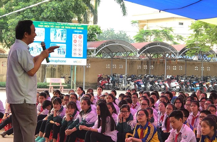 Giáo sư Nguyễn Lân Dũng nói chuyện với học sinh trường Trung học cơ sở Phùng Chí Kiên (Nam Định). ảnh tác giả cung cấp