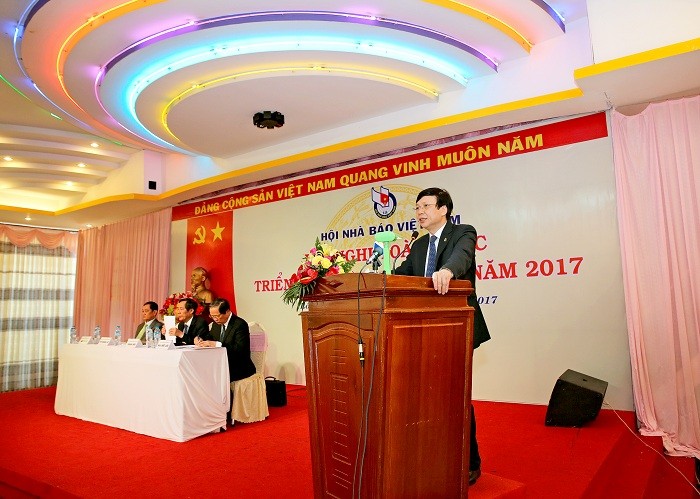 Đồng chí Hồ Quang Lợi - Phó Chủ tịch Thường trực Hội Nhà báo Việt Nam trình bày báo cáo tổng kết hoạt động Hội năm 2016 và phương hướng, nhiệm vụ năm 2017. Ảnh: Sơn Hải.
