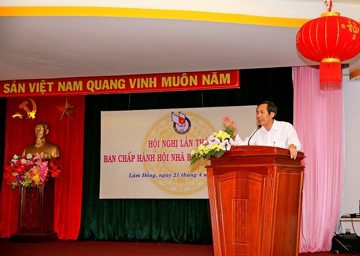 Đồng chí Thuận Hữu - Chủ tịch Hội Nhà báo Việt Nam phát biểu tại hội nghị. Ảnh: Sơn Hải.