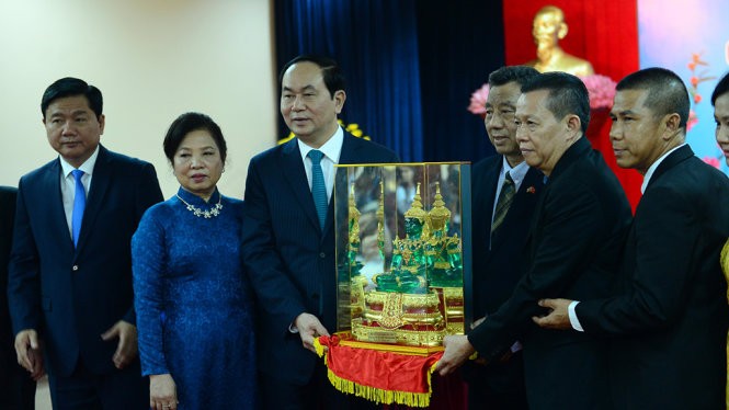 Kiều bào Thái Lan tặng Chủ tịch nước Trần Đại Quang tượng phật nhân dịp gặp gỡ Xuân quê hương 2017, ảnh của Tuổi Trẻ
