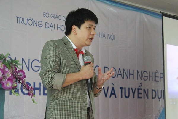 Ông Dương Hoàng Nam, đại diện doanh nghiệp Vietjet Air chia sẻ những lời khuyên với sinh viên. (Ảnh: Hoàng Hải)