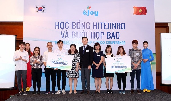 Đại diện công ty HITEJINRO Việt Nam đã trao học bổng cho 10 sinh viên xuất sắc.