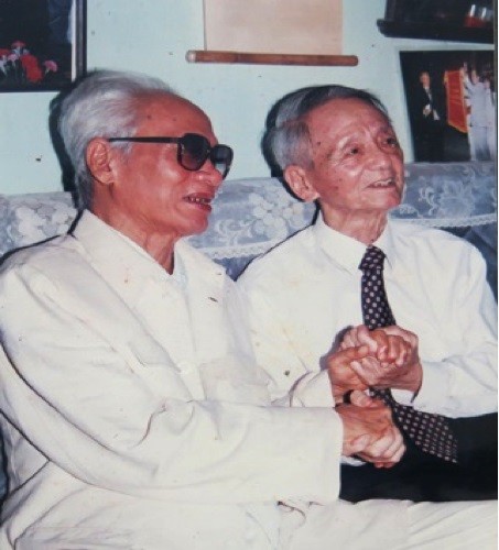Thủ tướng Phạm Văn Đồng và Nhà giáo Nhân dân Nguyễn Lân. (Ảnh do tác giả cung cấp)