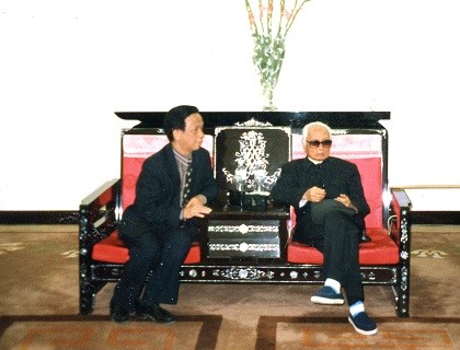 Tác giả (bên trái) trong một lần gặp Thủ tướng Phạm Văn Đồng.