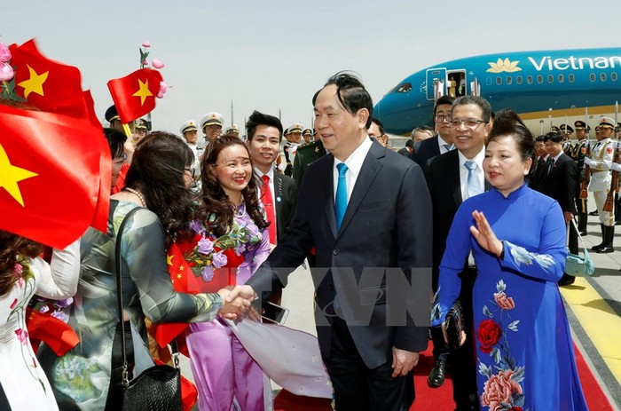 Quang cảnh lễ đón Chủ tịch nước Trần Đại Quang và Phu nhân Nguyễn Thị Hiền tại sân bay Quốc tế Bắc Kinh. (Ảnh: Nhan Sáng/TTXVN)
