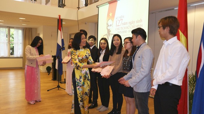 Đại sứ trao bằng khen và chụp ảnh với những sinh viên Việt Nam có thành tích xuất sắc.