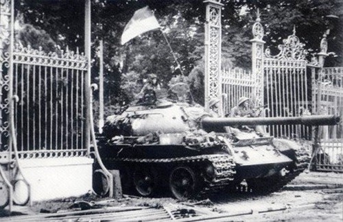 Xe tăng Quân giải phóng húc đổ cổng Dinh Độc Lập ngày 30/4/1975. Ảnh tư liệu.