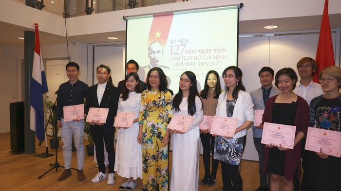 17 sinh viên Việt Nam đạt thành tích xuất sắc được trao bằng khen trong buổi lễ.