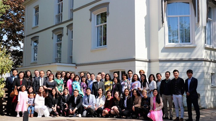 Đại sứ cùng các đại biểu kiều bào, sinh viên và nhân viên, cán bộ Đại sứ quán chụp ảnh tại trụ sở Đại sứ quán.