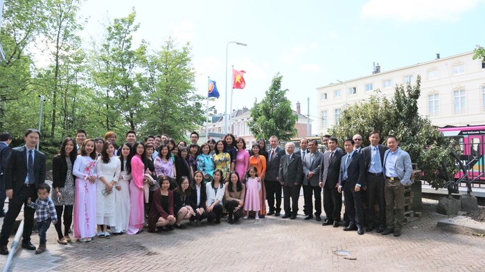 Đại sứ cùng các đại biểu kiều bào, sinh viên và nhân viên, cán bộ Đại sứ quán chụp ảnh tại trụ sở Đại sứ quán.