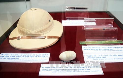 Những kỷ vật của Bác Hồ tại triển lãm. Ảnh: Quốc Việt/TTXVN