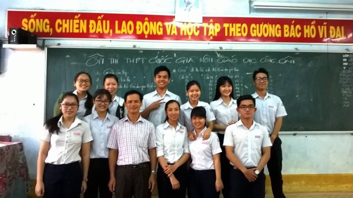 Thầy Lê Văn Linh với học sinh Trường chuyên Lê Khiết, Quảng Ngãi cùng nhau nỗ lực cho kì thi sắp tới. (Ảnh do tác giả cung cấp)