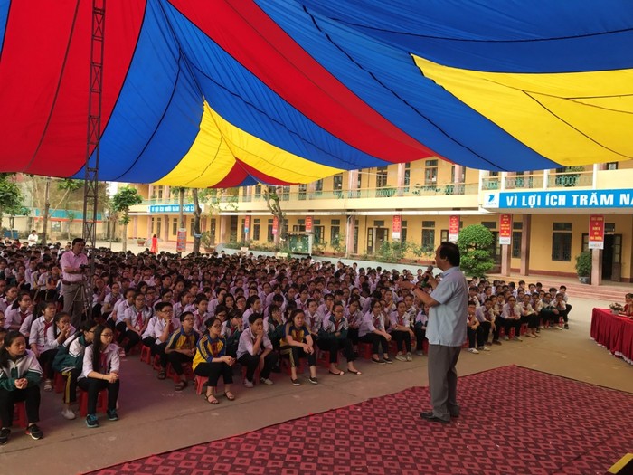 Giáo sư Nguyễn Lân Dũng trong một buổi nói chuyện với học trò