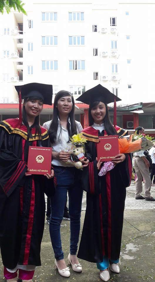 Thúy Diễm và hai em gái trong ngày tốt nghiệp của các em. (Ảnh tác giả cung cấp)