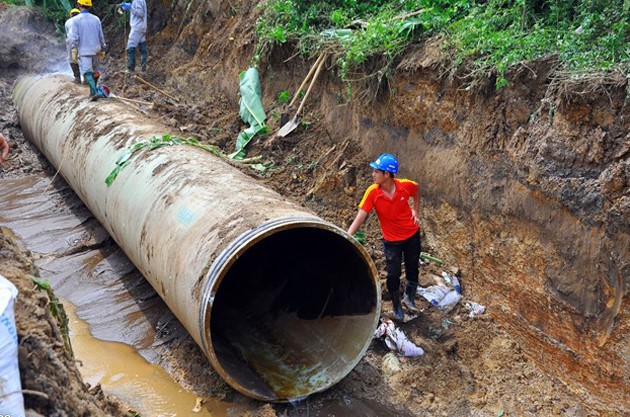 Ông Phí Thái Bình bị khởi tố vì liên quan đến việc vỡ đường ống nước sông Đà. (Ảnh minh hoạ: Zing.vn)