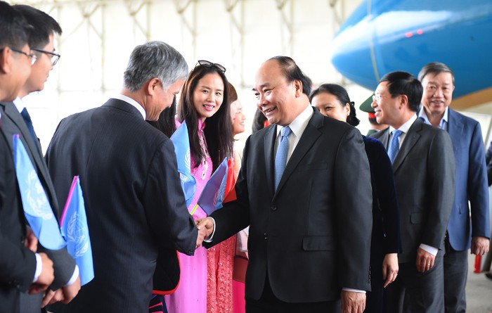 Phái đoàn Việt Nam tại Liên Hợp Quốc đón Thủ tướng tại Sân bay. Ảnh: VGP/Quang Hiếu