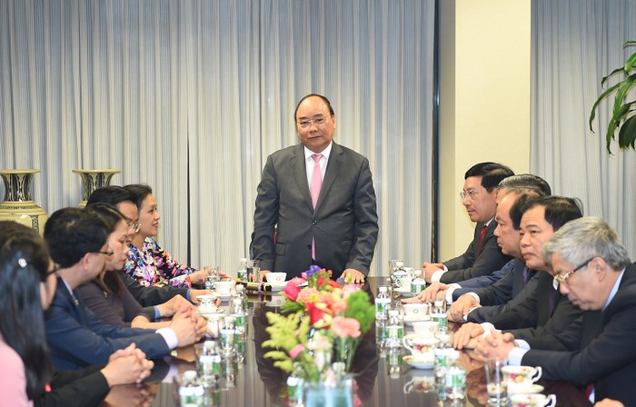 Thủ tướng nói chuyện với cán bộ, nhân viên Phái đoàn Thường trực Việt Nam tại Liên Hợp Quốc. Ảnh: VGP/Quang Hiếu